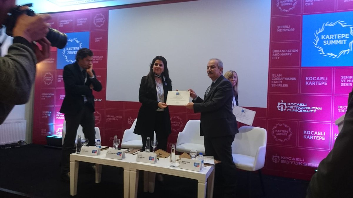 Cengizatll's tweet photo. Şehircilik ve Mutlu Şehir Konulu  Kartepe Zirvesinde Doçent Dr. Zeynep Müjde Sakar Hocamızın Şehir Suçları ve Şehir Güvenliği konulu sunumunu dinledik @RTErdogan @_fatihsahin @hasandogan @hrumedya @Mehmet_s_celik @zeynepsakar2013 https://t.co/DeftPXVtYw