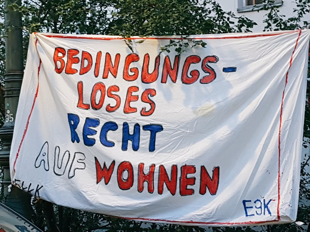 gloreiche36's tweet photo. Auf der einen Seite eine Private-Equity Gesellschaft (Carlyle Group) auf der anderen Seite ein Eigentümer der ca. 30 Immobilien und Baugrundstücke besitzt. #Umwandlung und #Eigenbedarf|skündigung waren am 26.10 Thema bei zwei Veranstaltungen in #Berlin.
#Reiche73 #Corinth53 https://t.co/jWE7PMZqsw