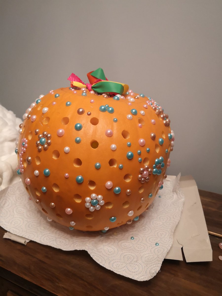 KayHession2's tweet image. Pearls and rainbow ribbon pumpkin by Felicity 🎃🌈🎀 @mesne_lea @missberry_y1B #pumpkin #halloween2019 #schoolentry #Competition #pearls #rainbowribbon #alldonebya5yearold #welovehalloween 🎃🎃🎃🎃
