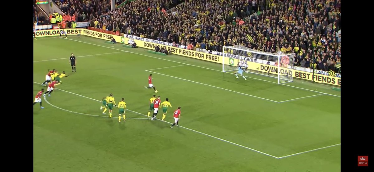 Tenacious_dav3's tweet photo. So keeper having to have some of his foot on the line is now no longer the rule? #ncfcmufc #rashford #MUFC https://t.co/GebCGmTmZd