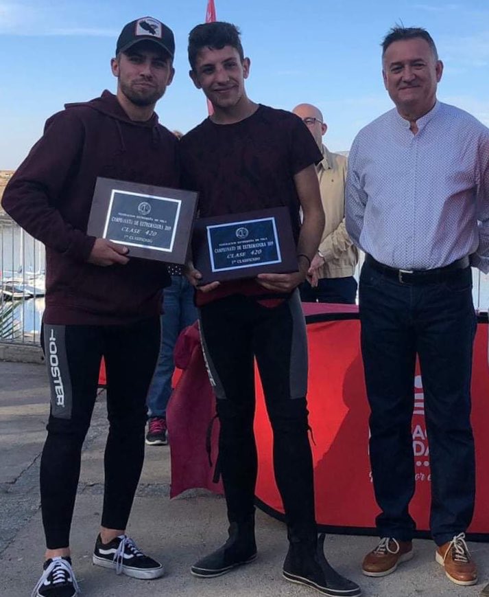 N0r83r70's tweet photo. Los putos amos de la vela en #extremadura otra vez 😂, @JuanHolg @Alejandropast10  Juan Holguin y Alejandro Pastor junto al Alcalde de #Orellanalavieja en #PuertodeportivoOrellanalavieja , felicidades otra vez! https://t.co/SnFqDJwR9l