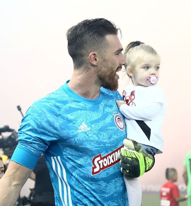 José Sá (@josesaoficial) on Twitter photo A 1a vez que entras com o papai para dar sorte meu amor ❤🙏🏼
Grande Vitória
The first time you come in with dad to give me luck my love
Great victory guys 💪🏼 Pame <a href="/olympiacosfc/">Olympiacos FC</a> A 1a vez que entras com o papai para dar sorte meu amor ❤🙏🏼
Grande Vitória
The first time you come in with dad to give me luck my love
Great victory guys 💪🏼 Pame <a href="/olympiacosfc/">Olympiacos FC</a>