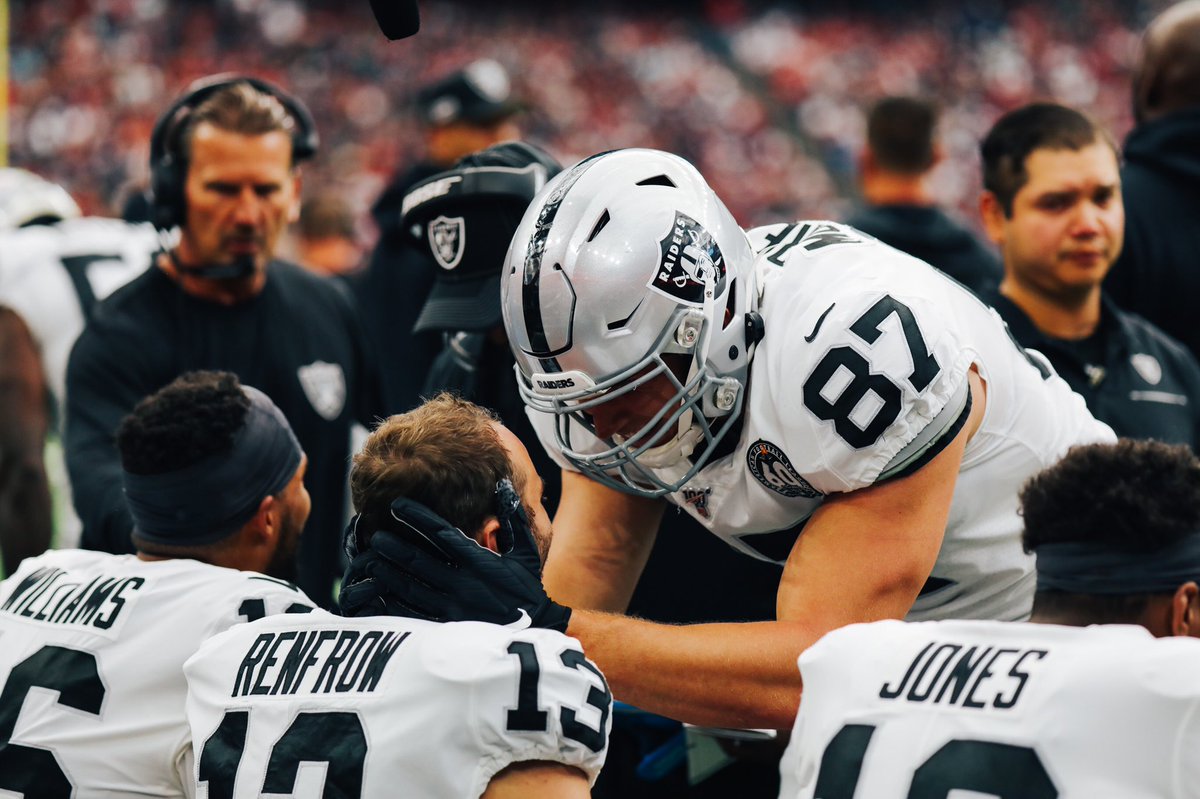 ClemsonFB's tweet image. Hunter scores a TD and his boy Cle was ready to celebrate!

#ClemsonFamily 🧡💜

#ALLIN