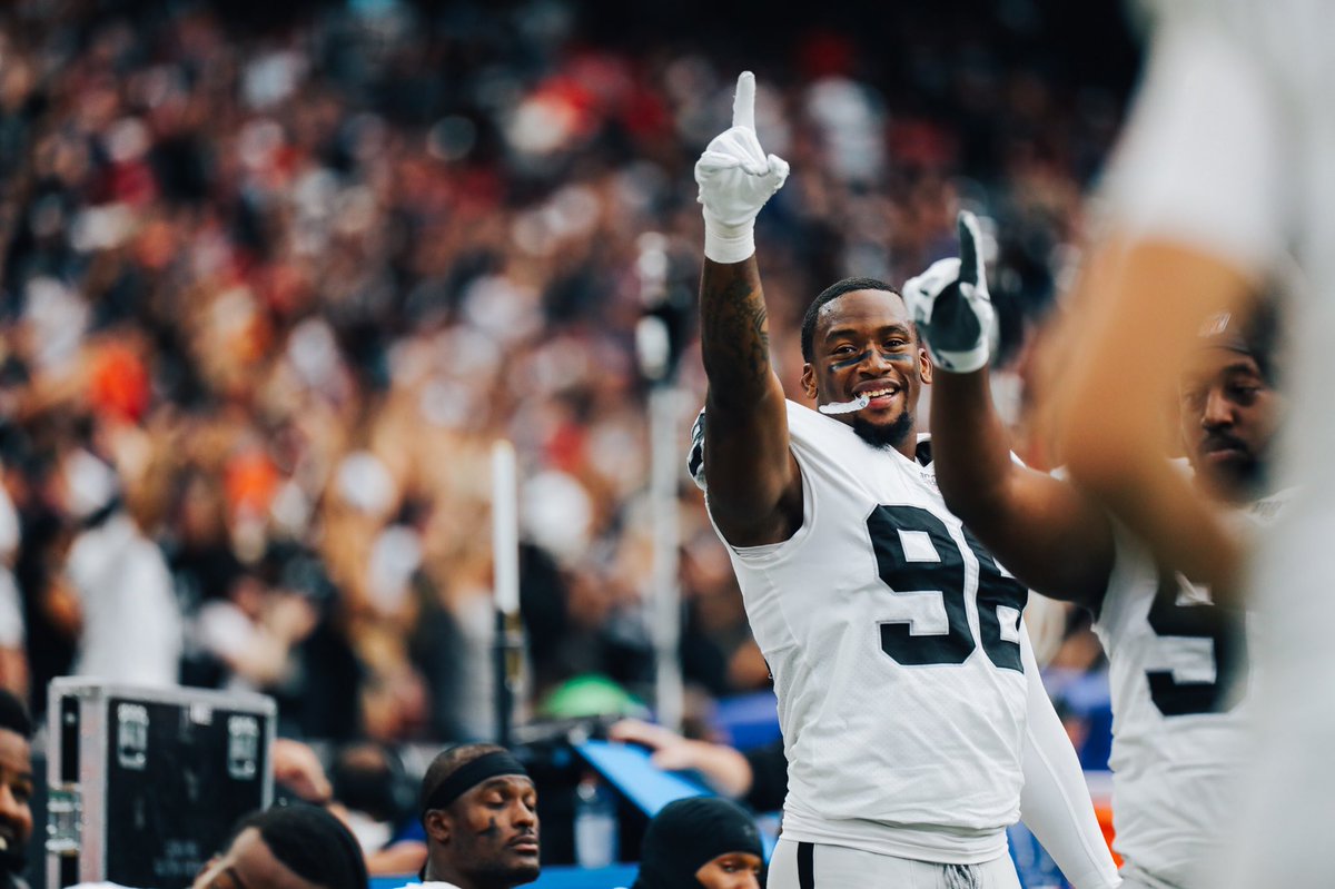 ClemsonFB's tweet image. Hunter scores a TD and his boy Cle was ready to celebrate!

#ClemsonFamily 🧡💜

#ALLIN