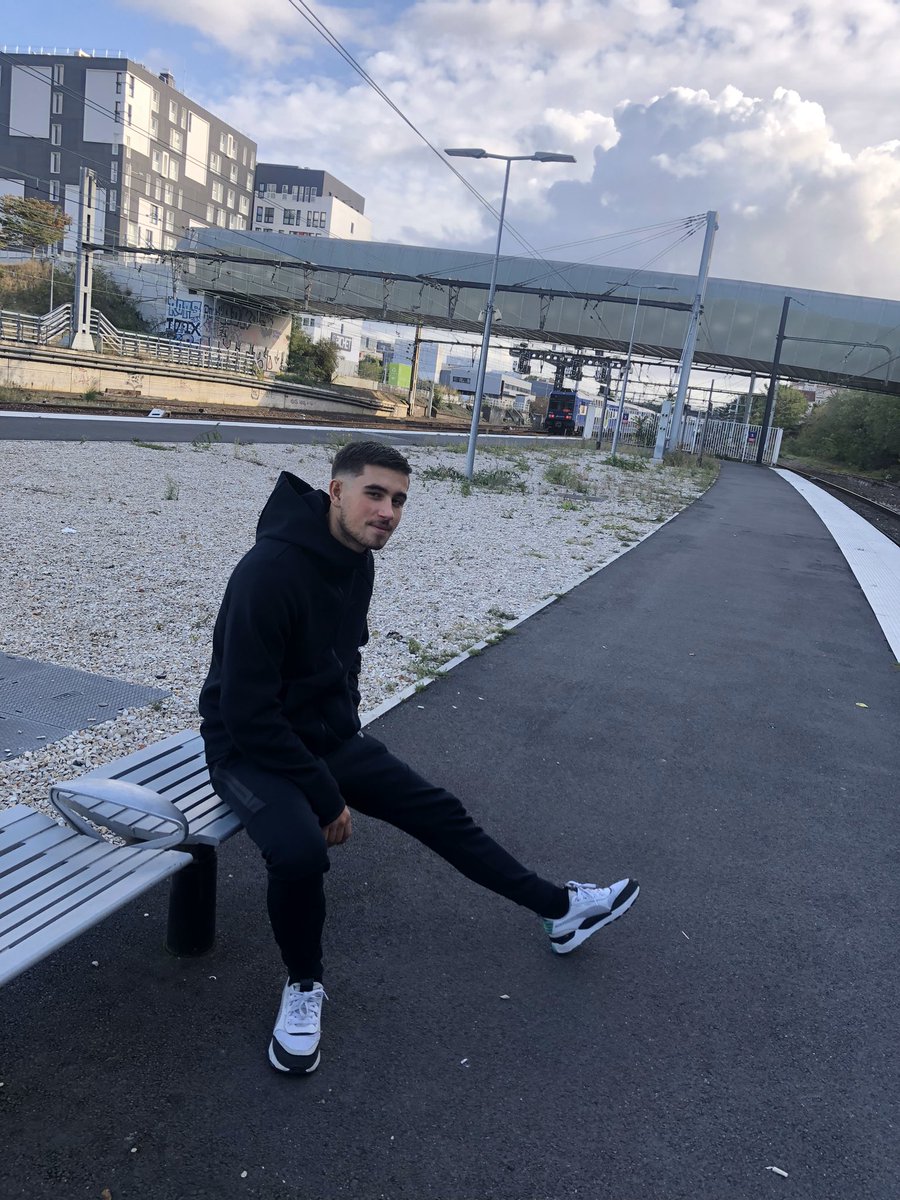 mv3eel's tweet photo. Même photo 1an après, regardez comment j’ai changé https://t.co/wfmG9ZQxXY