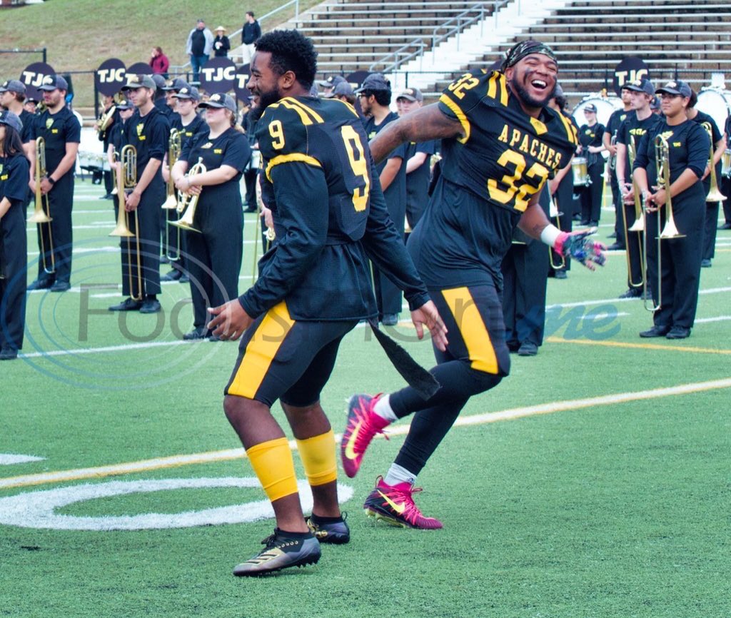 KevVic__'s tweet image. Came here a formed a bond with some strangers that I now call brothers, never gone forget the Juco memories 💪🏽 🖤🔸 #ApacheStrong @TJCFOOTBALL