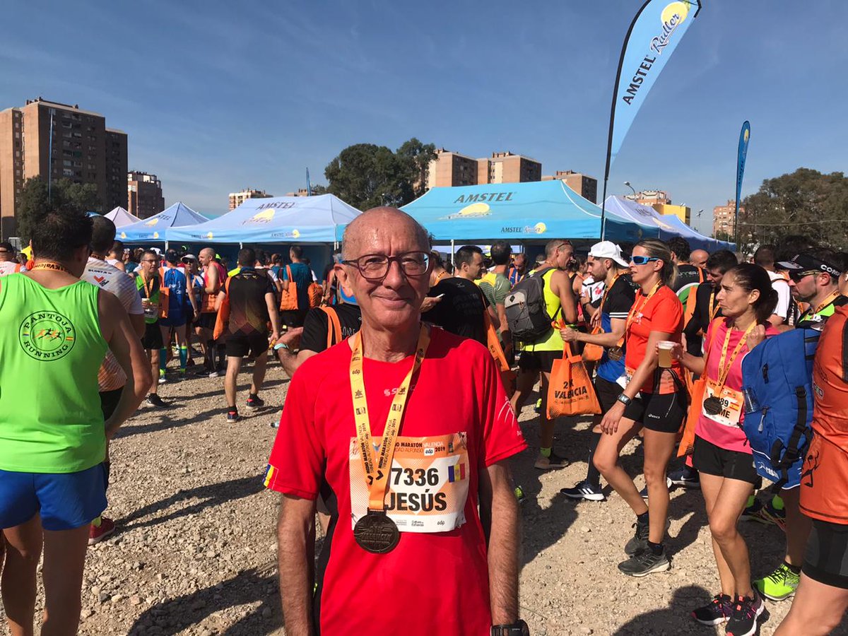 AmicsAtletismeA's tweet photo. Aquí, Jesús, lluint la seva medalla de #finisher de la @MedioMaratonVLC @VCRunning 💪💪💪 #aaa #goreds #rerunners https://t.co/YlBkbFsdHj