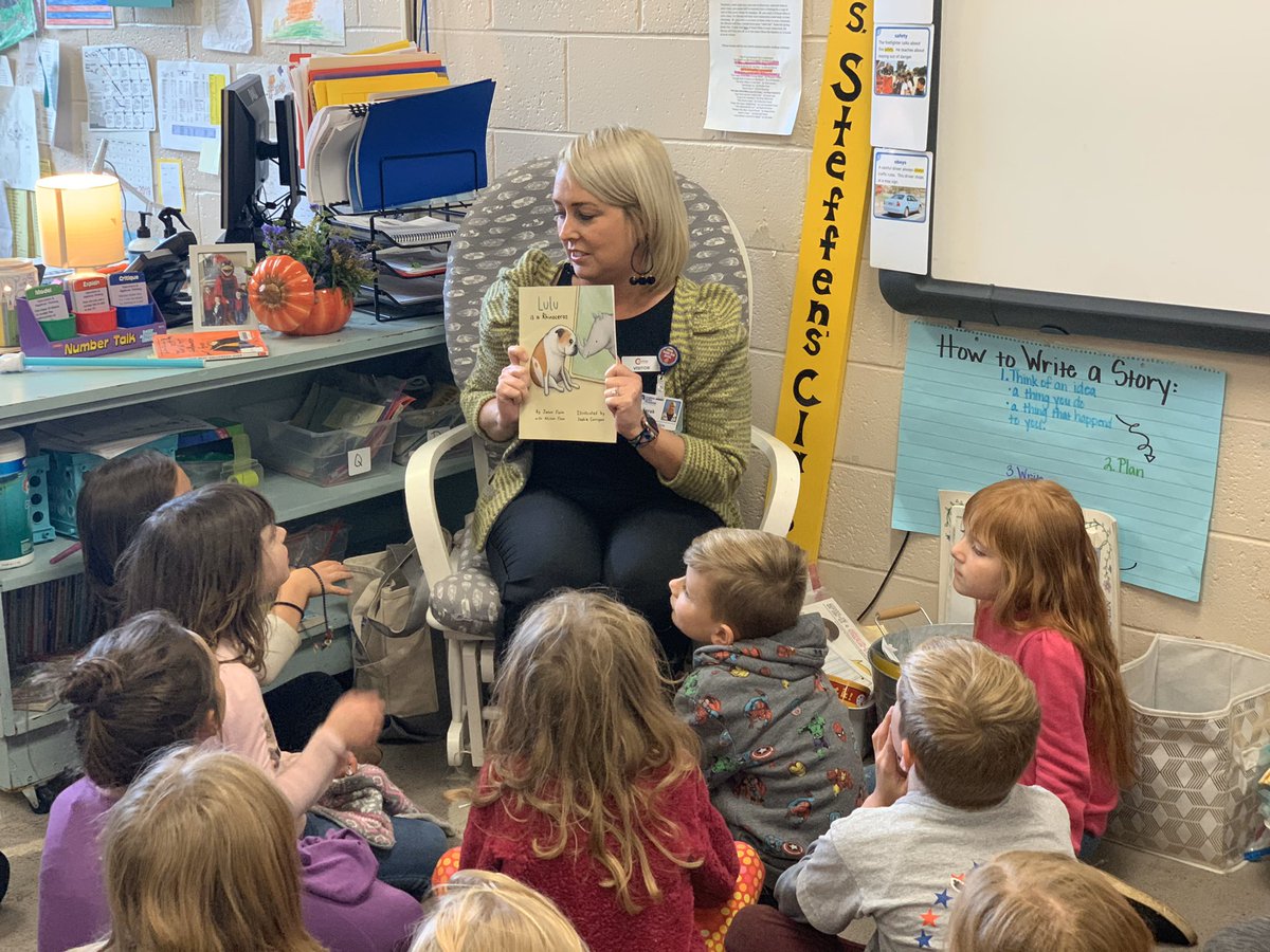 MrsS_Steffens's tweet photo. Mrs. Duncan from GVMH came to school on Friday to read us a book donated to our classroom by the Literacy Council AND she brought spooky treats!   #readersareleaders #literacyrichclassrooms #cardinalpride @HenryElementary @ClintonMoCards https://t.co/vDXo7mj15t