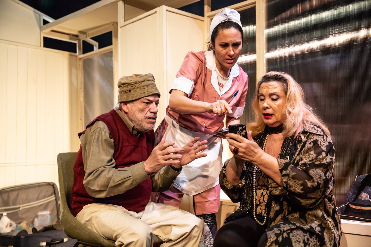 LA CASA DE LAS PALOMAS - Nuestra CRITICA:
¨El show debe continuar.¨ Victoria Hladilo escribe, dirige y protagoniza esta comedia con las actuaciones de Emiliano Díaz, José María Marcos, Darío Miño, Mercedes Quinteros y Roxana Randón. 
+ NOTA COMPLETA: 
geoteatral.com.ar/nota/LaCasaDeL…