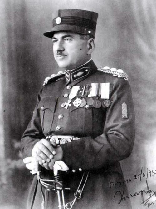 Υποστράτηγος Κατσιμήτρος Χαράλαμπος, διοικητής 8ης Μεραρχίας. Αμφιλεγόμενη προσωπικότητα του έπους του 40 &amp; μετέπειτα των χρόνων της κατοχής.

Πολλά μέσα παρουσιάζουν ΠΑΝΤΕΛΩΣ εσφαλμένα την αντίληψη πως ο Κατσιμήτρος αγνόησε εντολές για αναδίπλωση - οπισθοχώρηση σε 2η άμυνα.