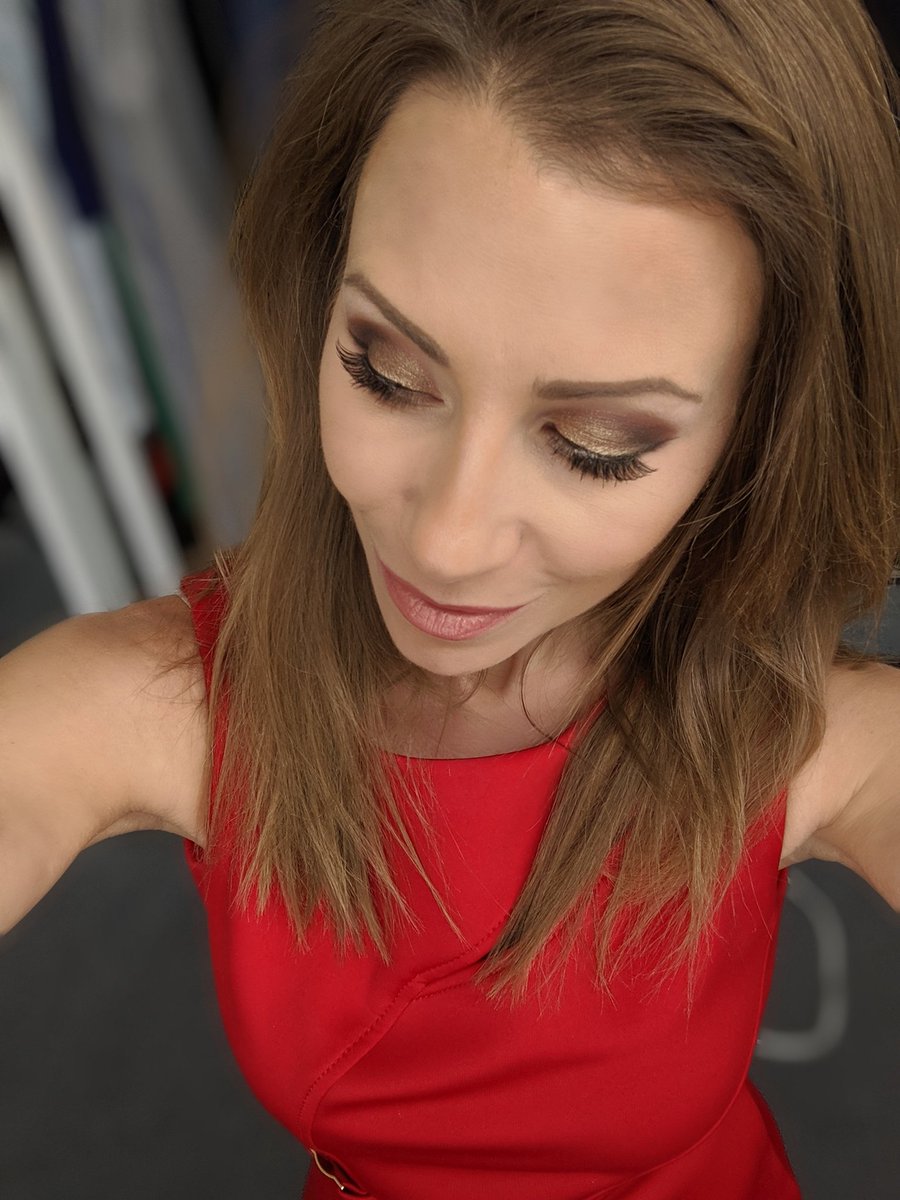 AnneCutler's tweet photo. It may be time to ease up on the Instagram eyeshadow tutorials. 😂💄👩🎤🤡 #ThisIsIntense https://t.co/kGVZFMxzW9
