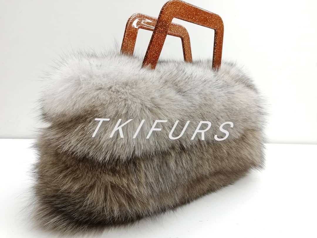 tkifurs's tweet photo. Fox fur bag
#luxuryfur #furpurse #foxfurbag #furbags #furfashion #realfur #handbag #bag #winter #furaccessories #environmentalfashion #sustainabilty #handmade #greekfurs #tkifurs https://t.co/GivehCCQGJ