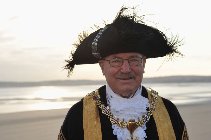 Tributes paid to a well-travelled Lord Mayor of Swansea with strong socialist values bit.ly/2WotVET