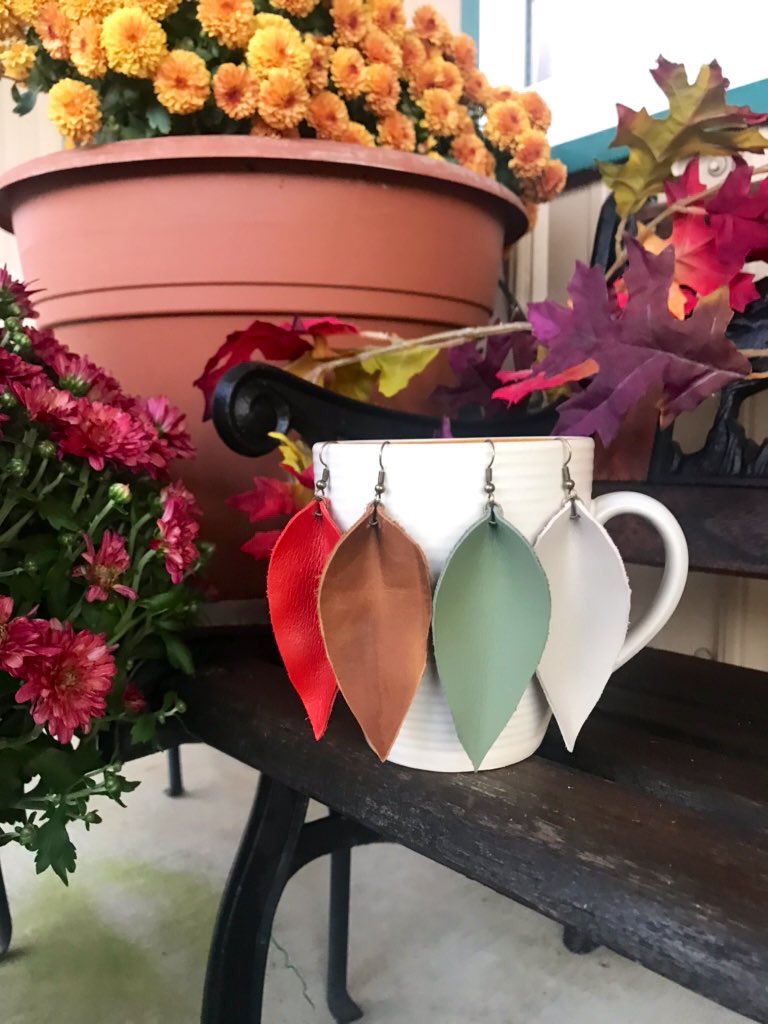 SarahMorrison47's tweet photo. Trust me, you need these earrings. Dm for info 🤠 https://t.co/prNq2oZ133