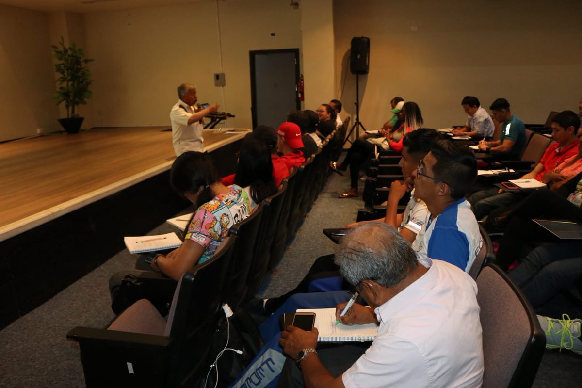 #ElDeporteNosUne Erika Chavez - Vicepresidenta de @FedeOrellana09 participa de la capacitación 
#DirecciónTécnicaDeportiva que se realiza en el Auditorio Alberto Spencer en la ciudad de Guayaquil.