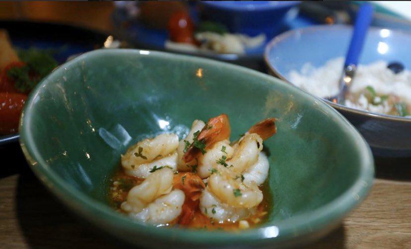 Gambas al ajillo are a super simple Spanish tapas that is one of the best known and best loved – these garlic shrimp are so delicious!
Every time I cook for my guests I cook one portion for me 🙄😅
#gambas #alajillo #spanish #spanishfood #cook #delicious #healthyfood #chef
