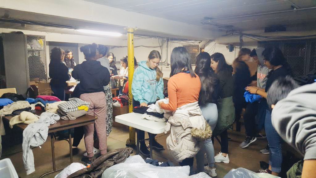 panlaoshi219's tweet photo. BSU, Midde Eastern Club, Seminars for Scholars, &amp; Chinese Club all pitching in to help Hilda’s Place on a rainy Saturday. 💕 @NiWeActivities @NTHSD219 #wolfpackgivesback @jjnotier https://t.co/EHNb6VHcgw