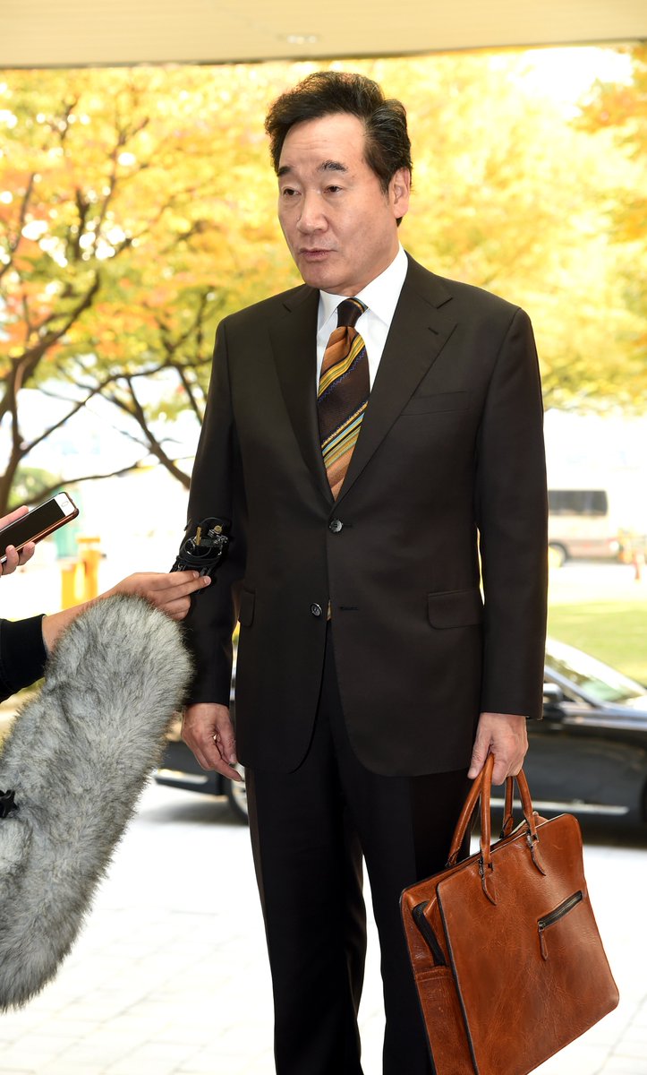 평소와 다름없는 출근이건만, 기자들께서 기다리십니다. 부족한 제가 민주화 이후 최장수 총리가 됐다는 이유. 국민께 더 낮게, 더 가깝게 다가가며, 더 멀리 미래를 준비하는 내각이 되도록 노력하겠습니다. 오늘과 내일은 국회 예결위에서 의원님들의 질의에 답변드립니다.