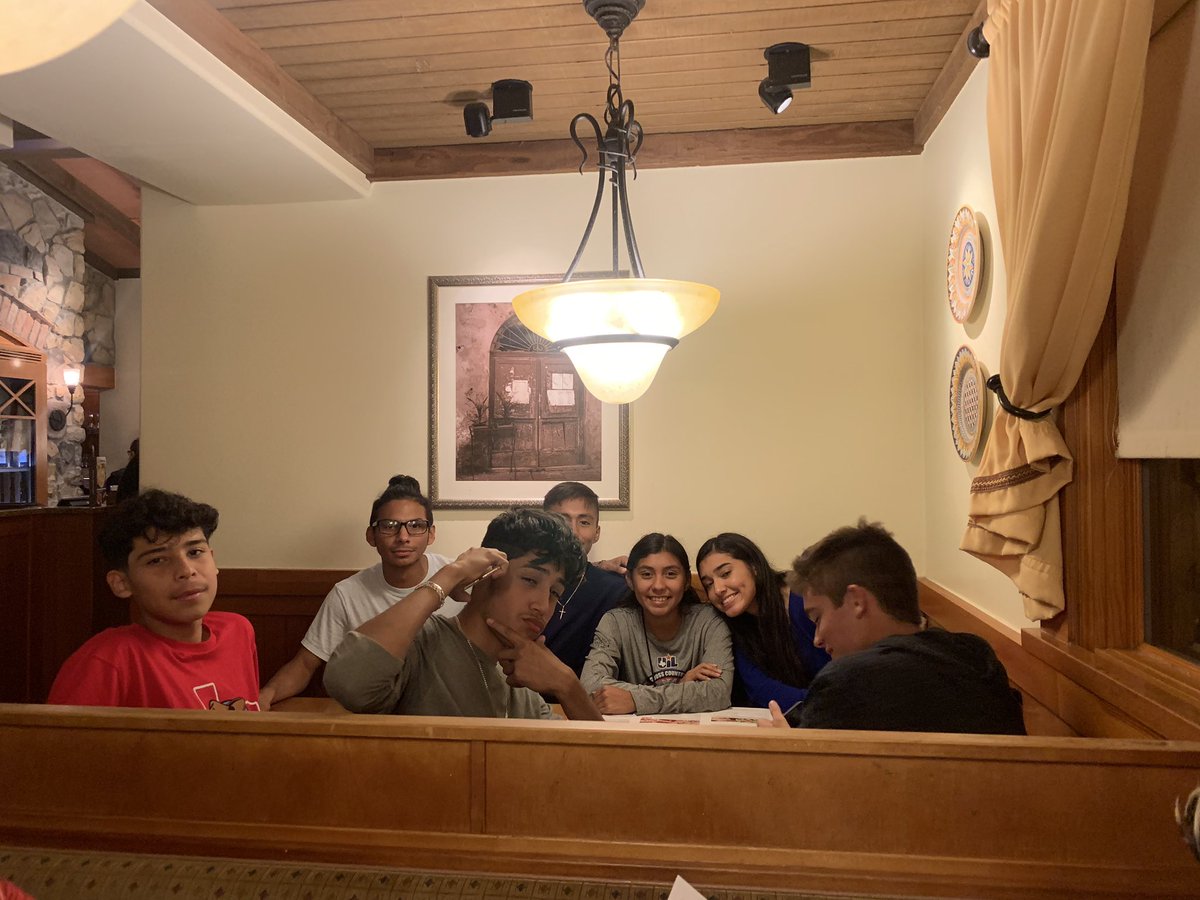 venus_xc's tweet image. Time for team dinner!! Going to bed with bellies full of delicious carbs. #VenusXC  @olivegarden