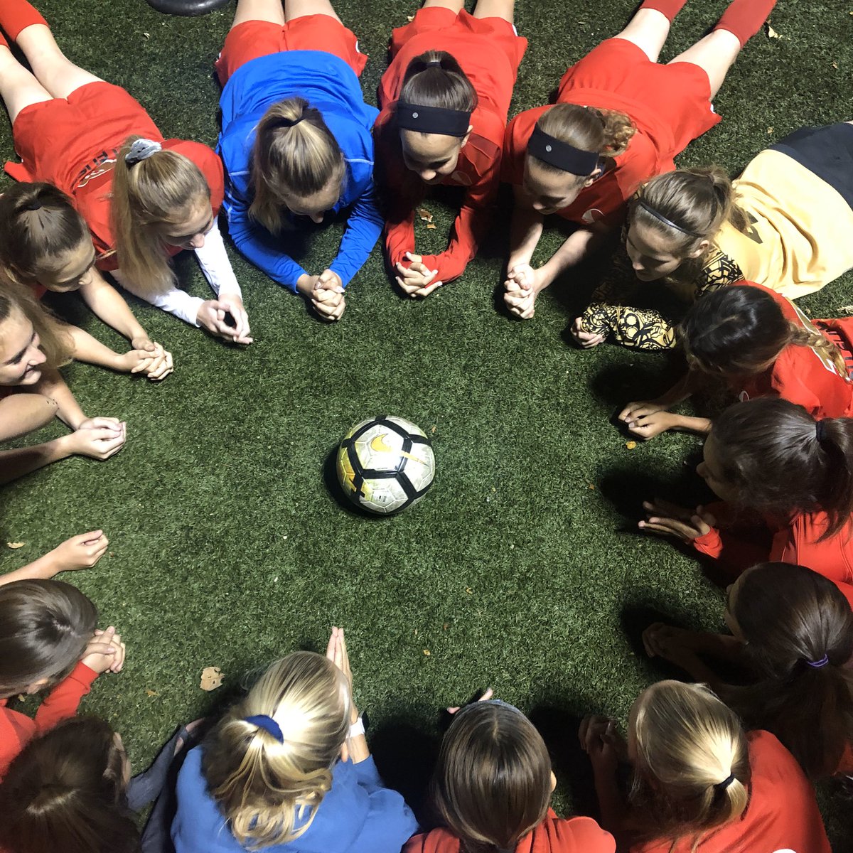 05Wsv's tweet photo. Late night game photo session. Let’s go girls https://t.co/MKfiH5rA4f