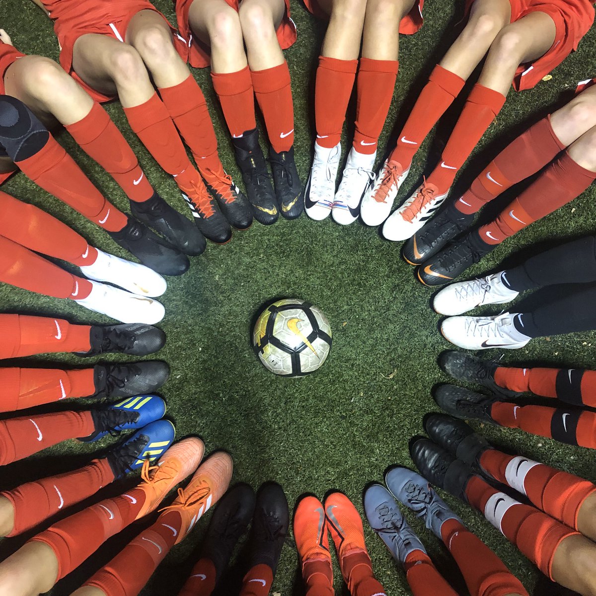 05Wsv's tweet photo. Late night game photo session. Let’s go girls https://t.co/MKfiH5rA4f