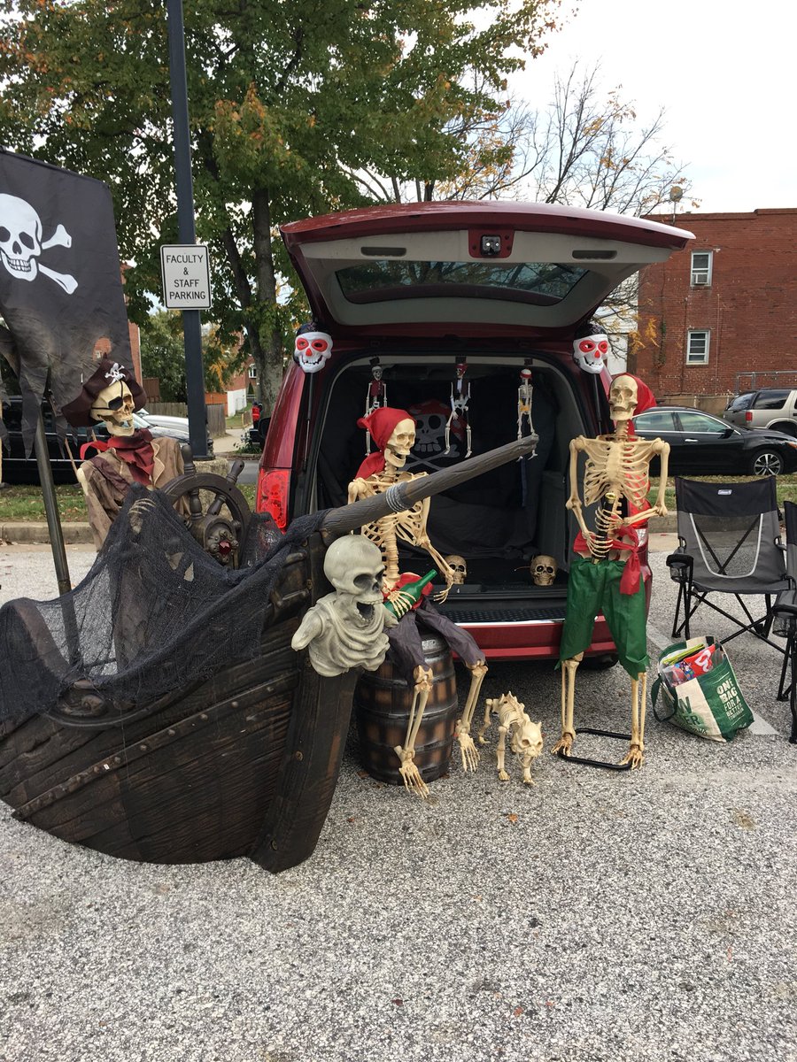 MsWagnerBCPS's tweet photo. @EssexBCPS students and families enjoyed an amazing Art Show and Trunk or Treat! Thank you to all that helped and supported our event! #ittakesavillage #ProudPrincipal https://t.co/hC6B0pEOo5