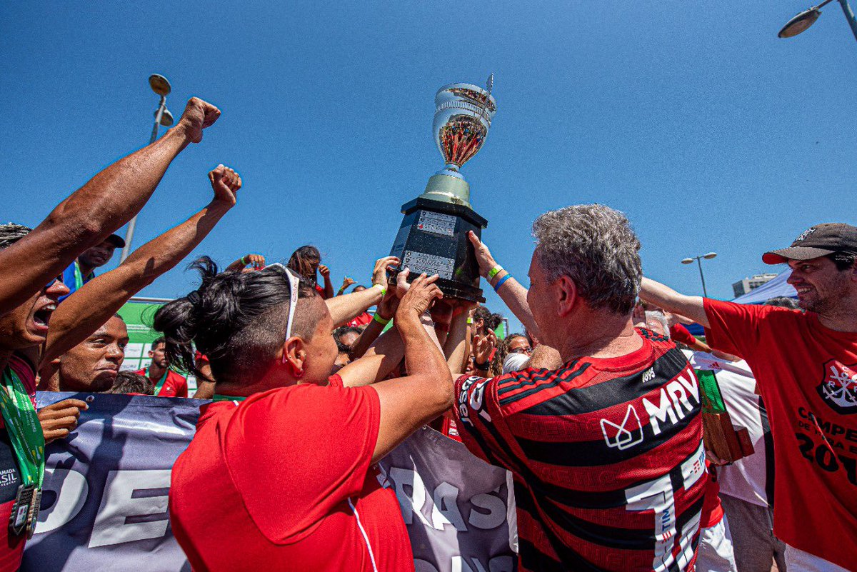 TimeFlamengo's tweet photo. Pra fechar o ano com chave de ouro, o Mengão venceu as categorias Sub-23, Júnior e Sênior do Campeonato Brasileiro de Barcos Longos e se sagrou campeão geral. Foi um domingo do jeito que a Nação gosta! ISSO É #TimeFlamengo! 🚣‍♀️🚣🏽‍♂️🏆

📸 Paula Reis/CRF https://t.co/BXDR10R94N