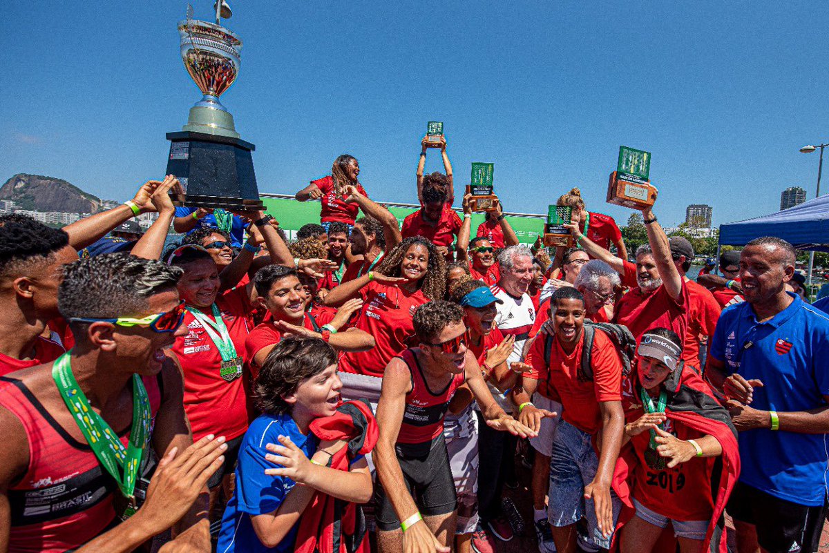 TimeFlamengo's tweet photo. Pra fechar o ano com chave de ouro, o Mengão venceu as categorias Sub-23, Júnior e Sênior do Campeonato Brasileiro de Barcos Longos e se sagrou campeão geral. Foi um domingo do jeito que a Nação gosta! ISSO É #TimeFlamengo! 🚣‍♀️🚣🏽‍♂️🏆

📸 Paula Reis/CRF https://t.co/BXDR10R94N