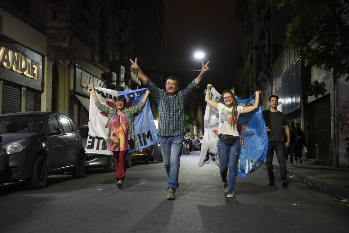 #Ahora #Rosario Festejo masivo del Frente de Todos frente al Centro Cultural Atlas, en Mitre al 600. La próxima parada es el #Monumento | Fotos: <a href="/FuocoTrovato/">Franco Trovato Fuoco</a>