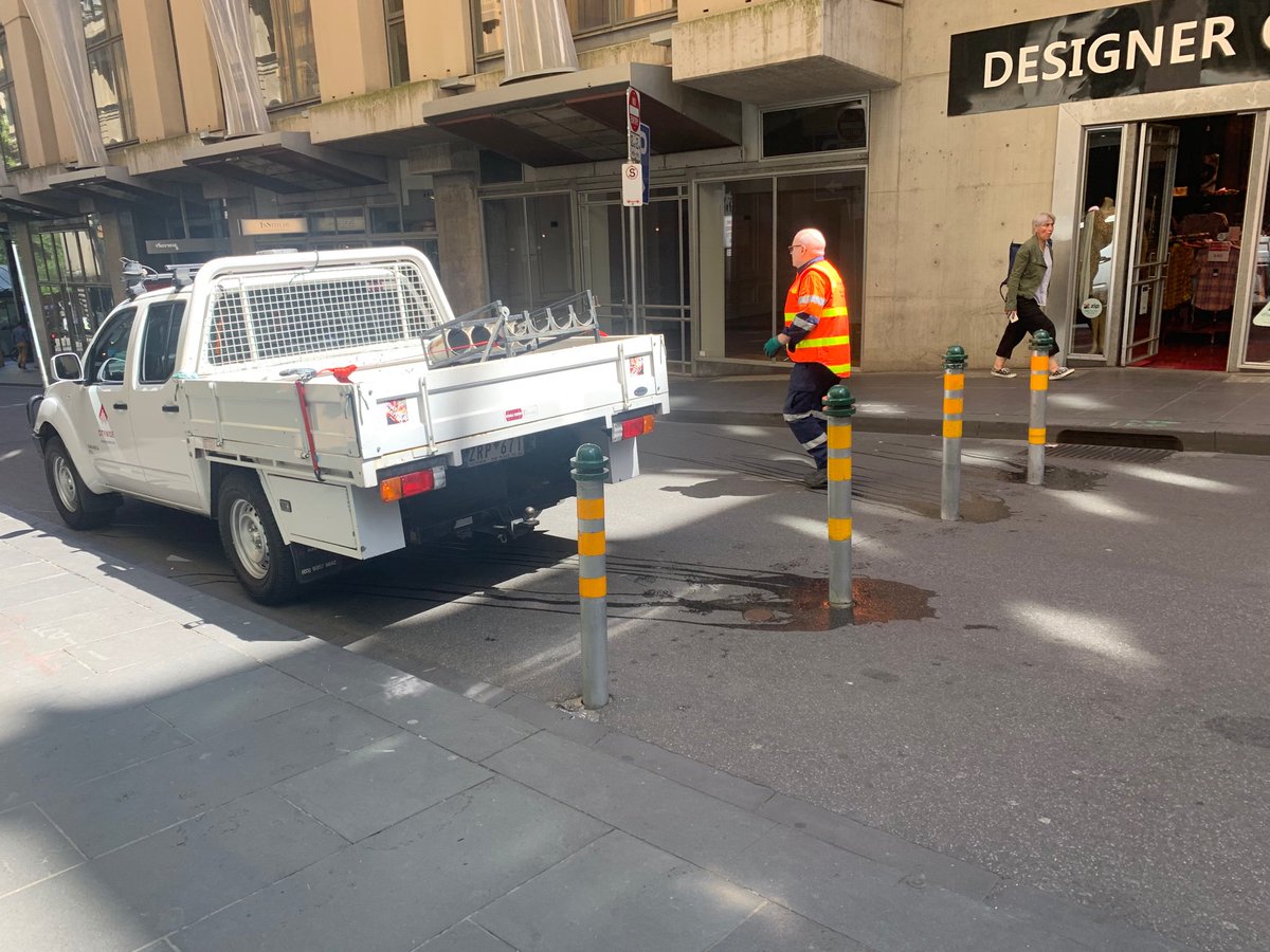 And at 12pm bollards are placed on key streets to ease pedestrian activity during lunch time...oh @Melbourne, you are inspiring me on day one of the #knightcities study tour! @knightfdn @880Cities
