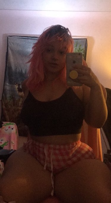 Anyone online?💗  comment what time it is for you when/if you see this 💕   It&rsquo;s 9:07pm here 😇 have some