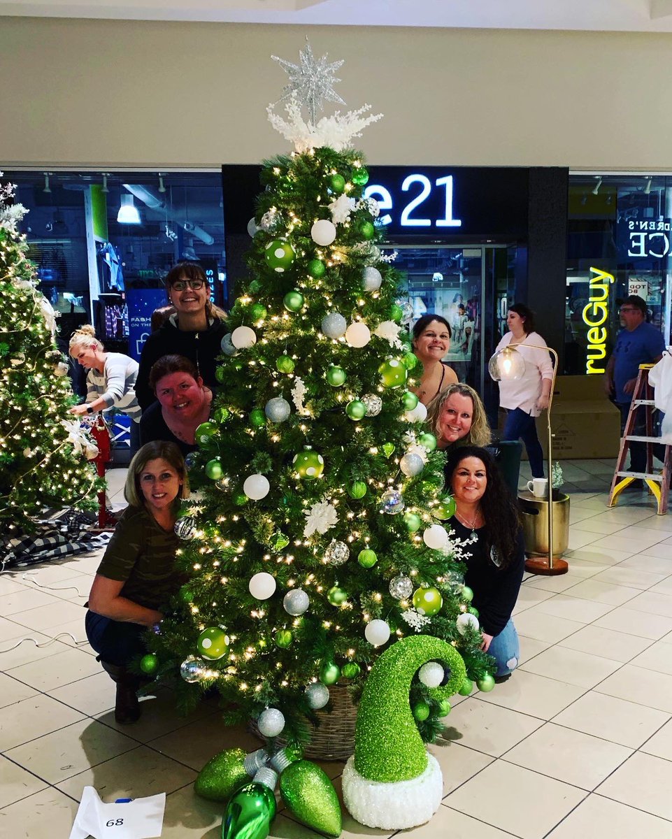 Skyali13's tweet photo. The #FourCounty Christmas tree for #WeCare at #MarklandMall! Such a good time with co-workers tonight. #BetterCare #BetterTogether https://t.co/LfXJOy6zJt