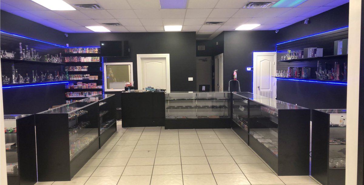 edwardandrew24's tweet photo. Hey twitter can y’all help me get my smoke shop exposure by Retweeting this post , I’d HIGHLY APPRECIATE everyone that helps support my business! I will be opening tomorrow Monday-Sunday 11am -11pm 💨
 My smoke shop is located 
🍁 119 E pecan Blvd McAllen tx. 🍁 https://t.co/timxUOEXDh