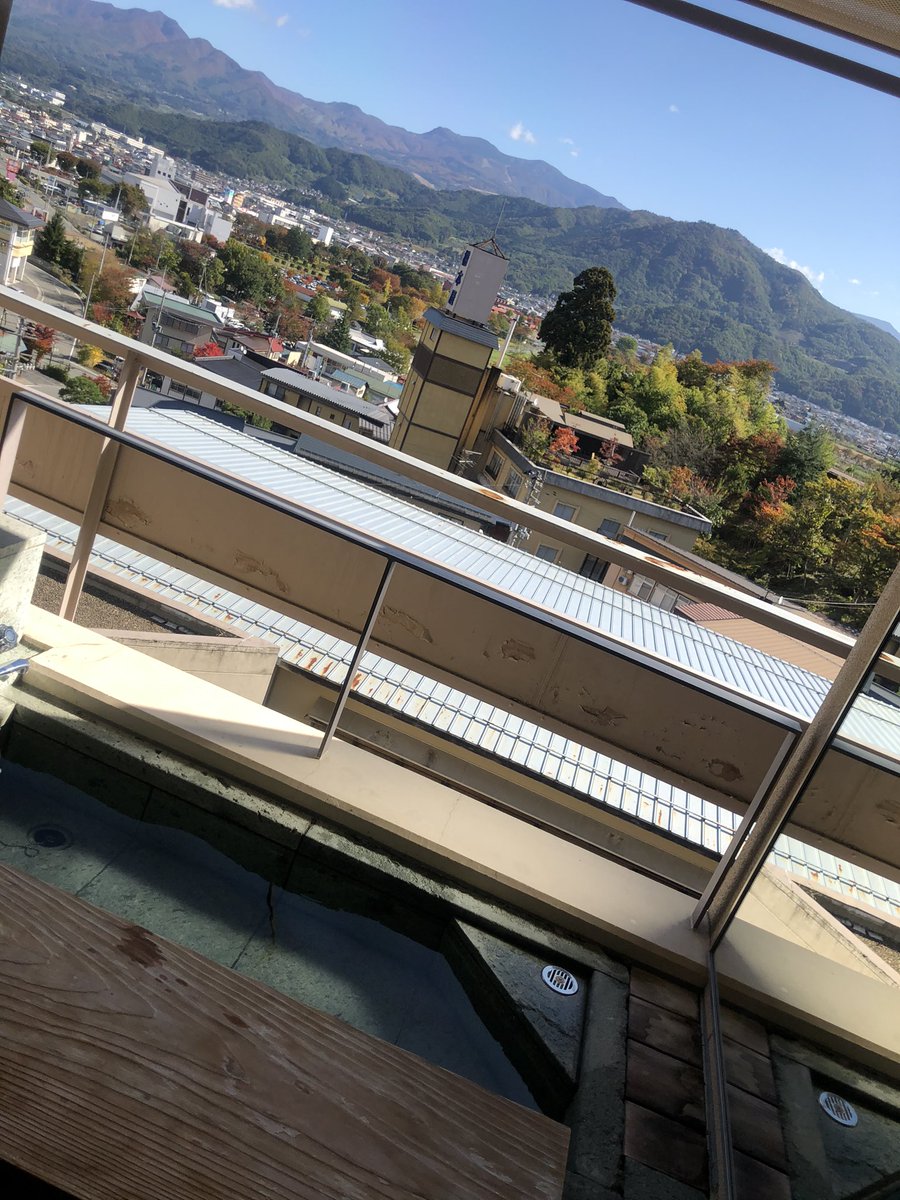 ユーカ 部屋にお風呂と足湯がついてて景色がめっちゃ良かったんですわ 温泉気持ち良かった 日の出はわたしが寝てる間に友人がベランダから撮った写真です W