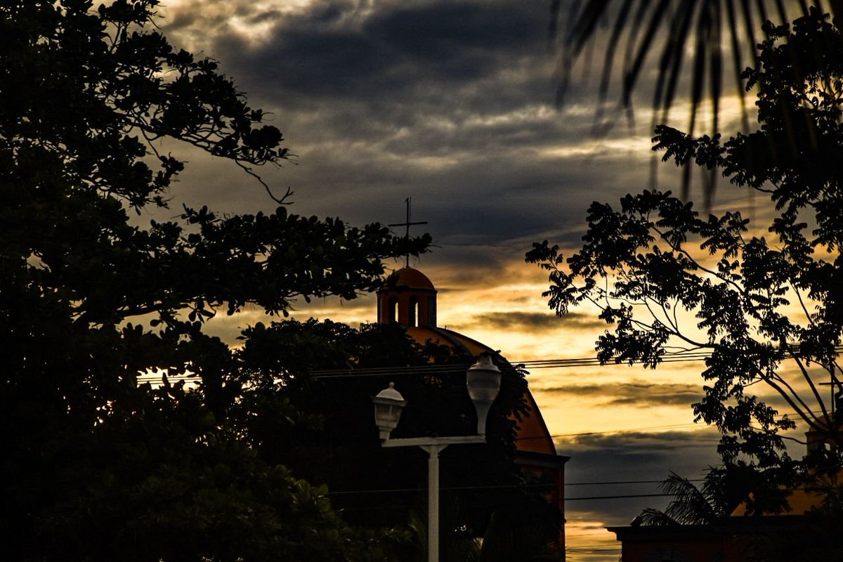 Nuestro #PuertoMorelos nos regala imágenes de atardeceres grandiosos con un toque extra de aire caribeño. Les comparto este atardecer de la vista de la iglesia desde el parque de la colonia.