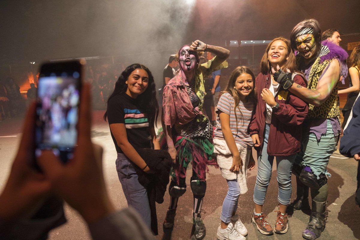 Pix are just better when there’s a monster (or two) involved! 👻 Share your #DarkHarbor2019 photos with us by tagging <a href="/QMDarkHarbor/">The Queen Mary’s Dark Harbor</a>! 📸😈📸