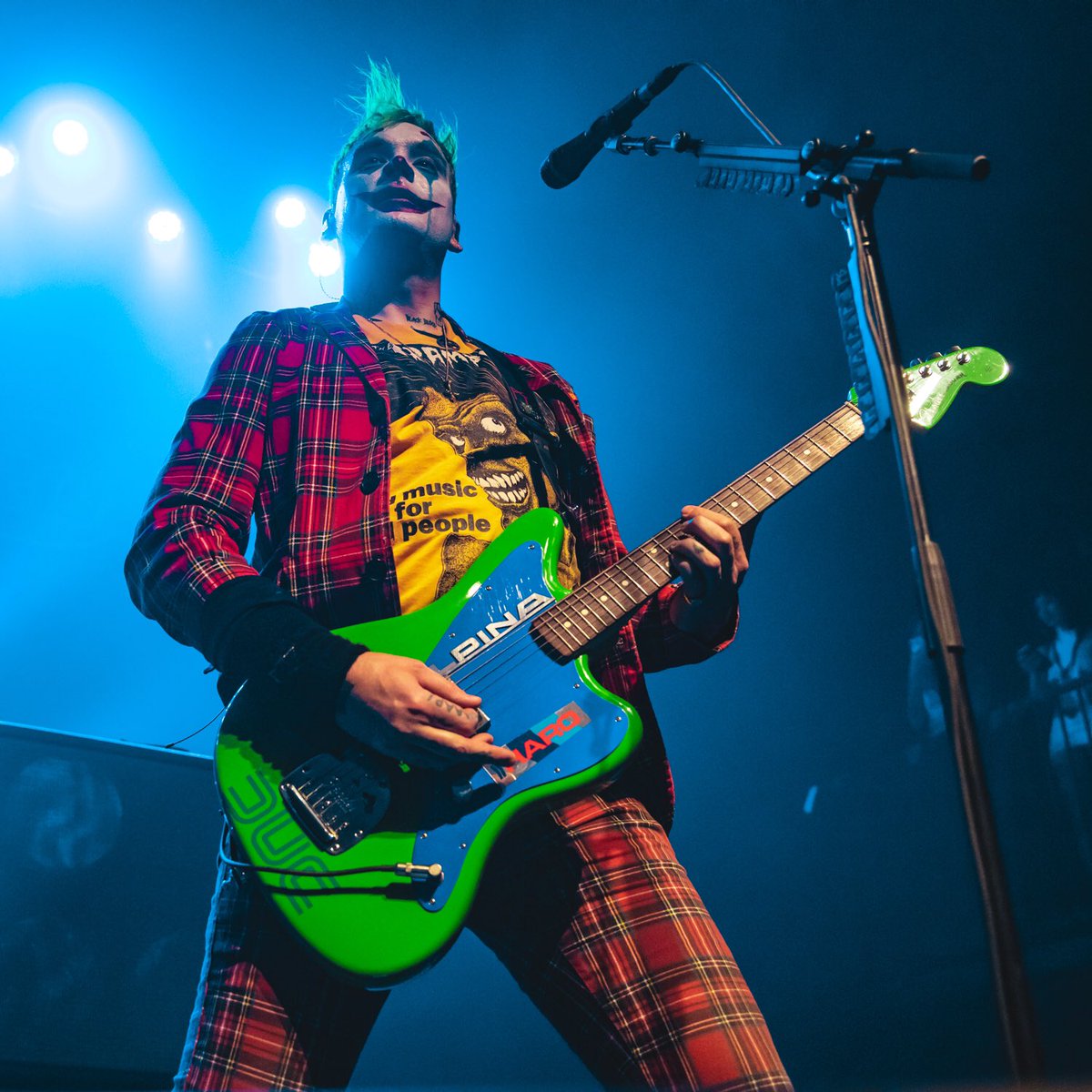 Joking 🤡 around last night at the <a href="/kroq/">The World Famous KROQ</a> Halloween Costume Ball at the <a href="/FondaTheatre/">The Fonda Theatre</a>. ☠️ 📸: <a href="/fogagain/">Daniel Rojas</a>