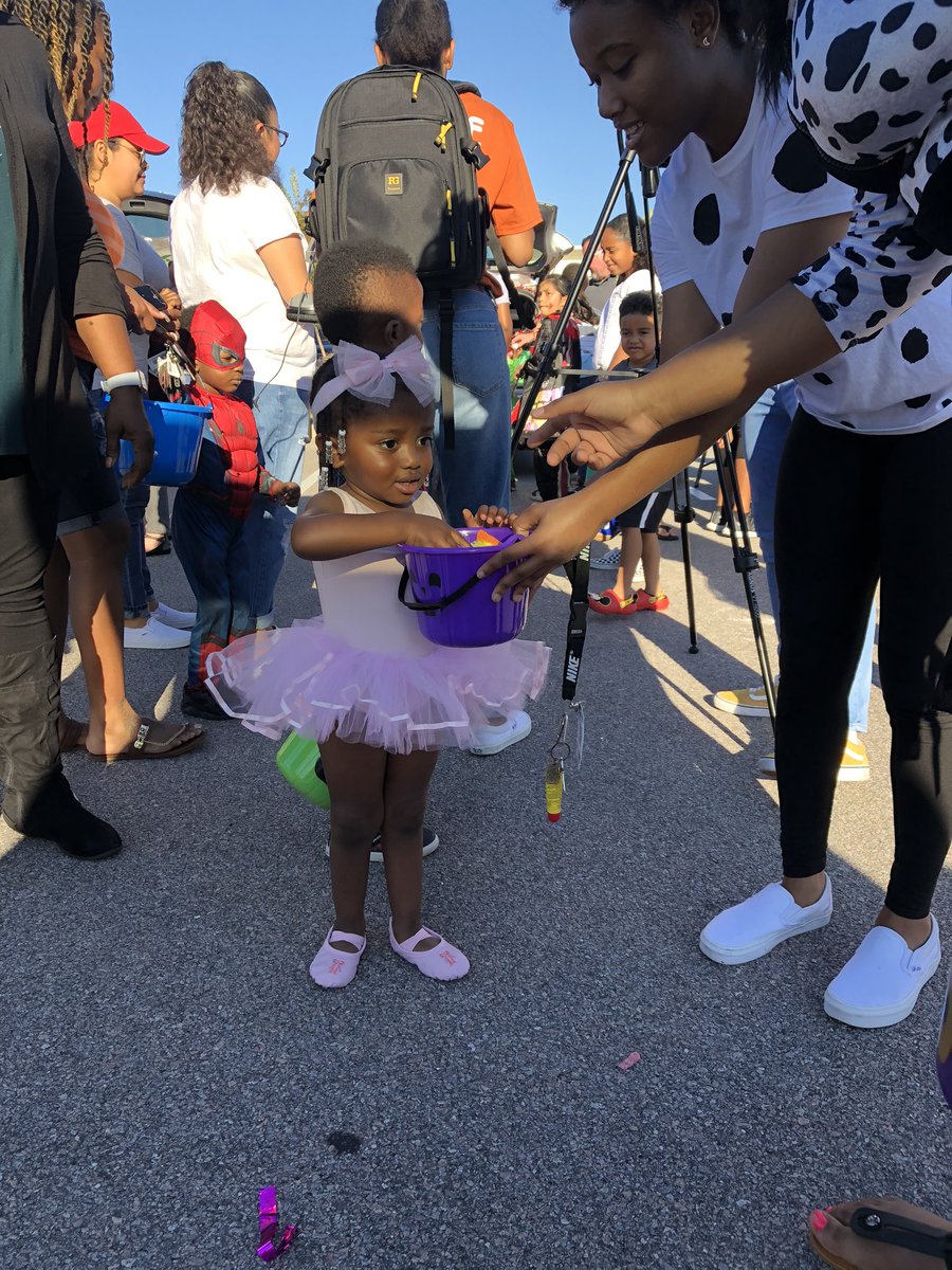lrayl5's tweet photo. No tricks for the cute kids at @RNECavaliers AVID trunk, only treats and fun  @mpbcab @MrsTNicholson @Sabrina_suber @rnestugov @RNE_Counseling @rnestugov @RichlandTwo @DrBaronDavis @gkprice7 https://t.co/8WYgd4EoUL