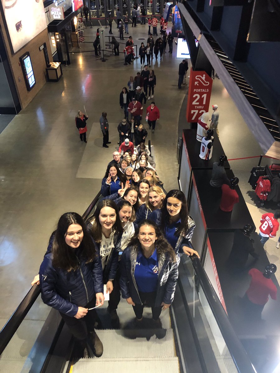 slwmidgetaa2019's tweet photo. Fantastic weekend in Detroit for our Sudbury Lady Wolves.  2 wins 2 ties and 1 loss in U19.  #funtimes #roadtrip #velourdrapes https://t.co/KBdjUl76q9