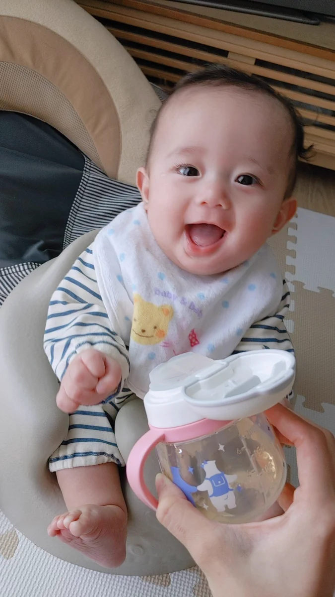 やったぁ！ジュースだ！・・・え、麦茶なの？赤ちゃんの表情の変わりようがすごいwww