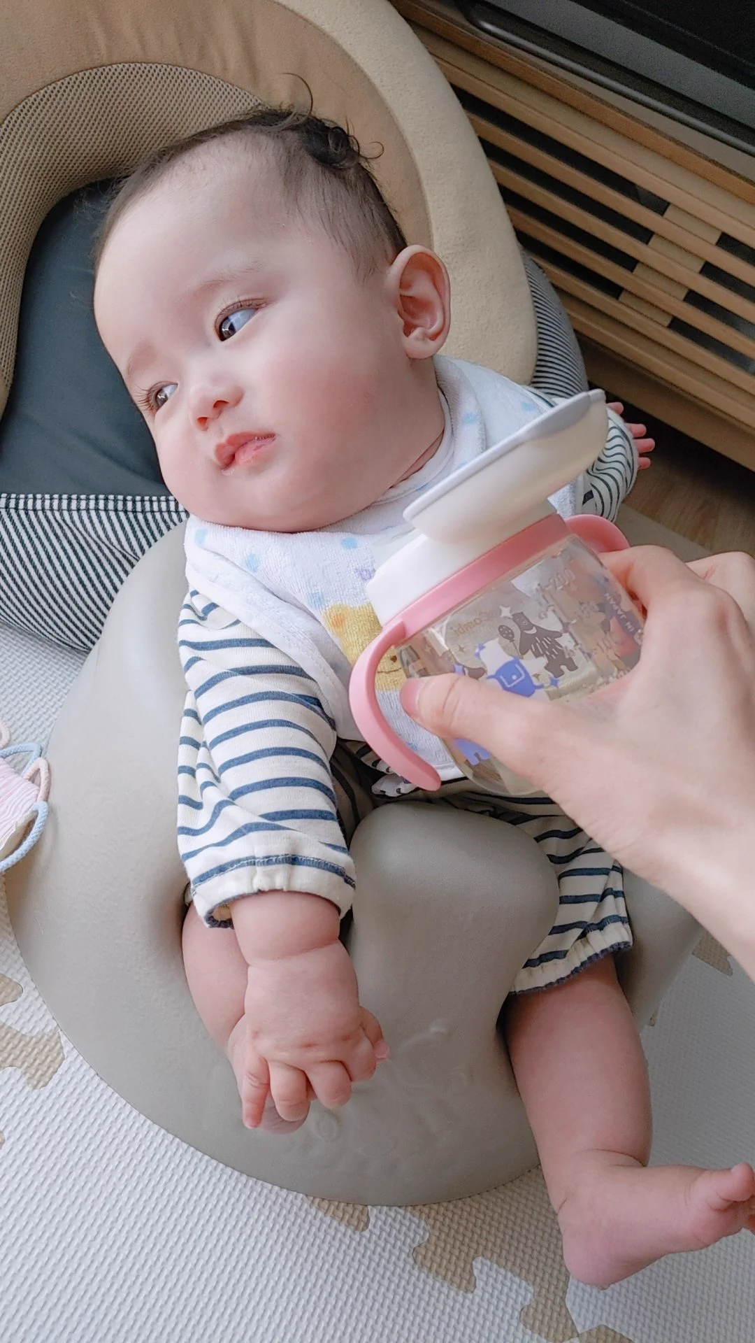 やったぁ！ジュースだ！・・・え、麦茶なの？赤ちゃんの表情の変わりようがすごいwww