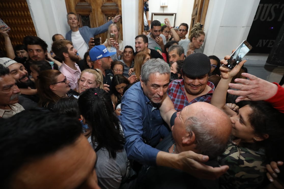 jorgeferraresi's tweet photo. Muchas gracias a todos los vecinos y vecinas de Avellaneda que volvieron a elegirnos. Llegamos al 61% de los votos. Desde mañana vamos a trabajar con el presidente y el gobernador electos para ponernos de pie. https://t.co/SVfL8xIBUV