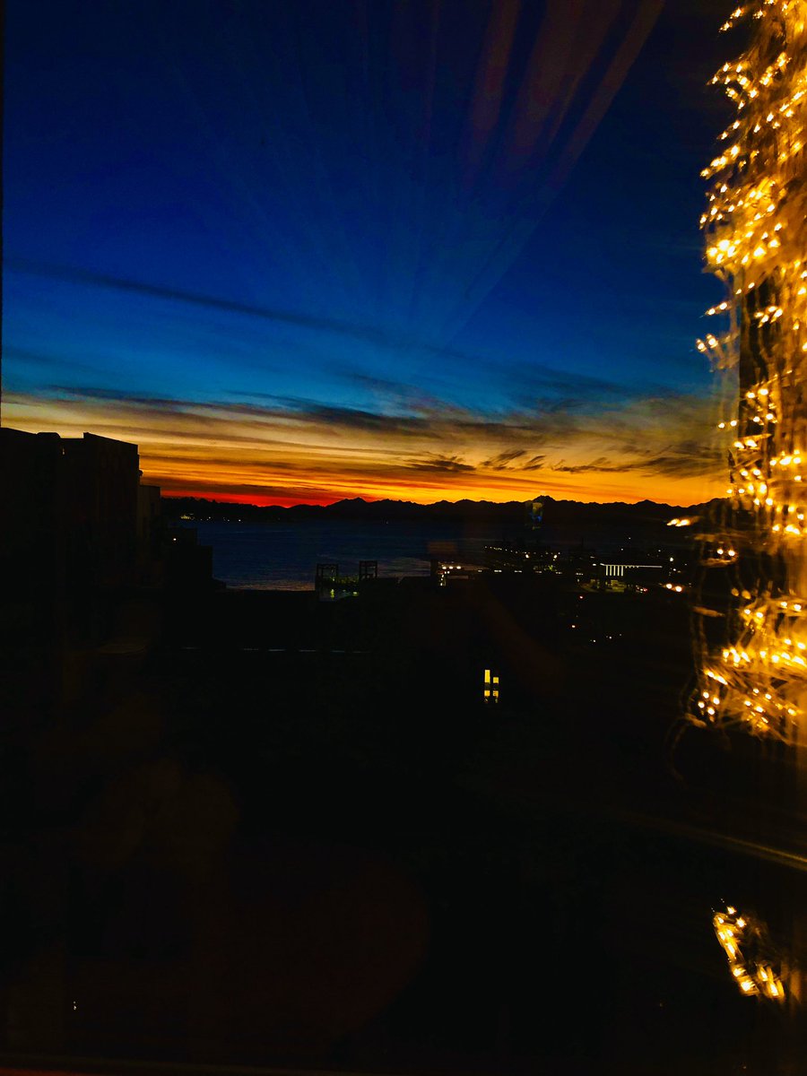 To love all is to be vulnerable #pnwsunsets #pioneersquareseattle #creativemoments #polkadotadventures #anothersunsetpic #endofdayreflection #selflovejourney