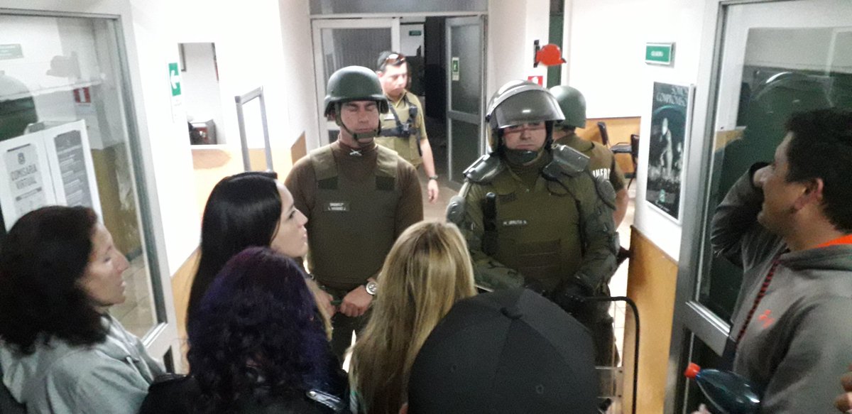 radiopaulina's tweet photo. 23:40 | A esta hora abogados del @inddhh, encabezados por la directora regional Lorena de Ferrari, se encuentran al interior de la 1a Comisaría de #Iquique, tomando declaración a los estudiantes detenidos por @Carabdechile. https://t.co/9LiPamonpx