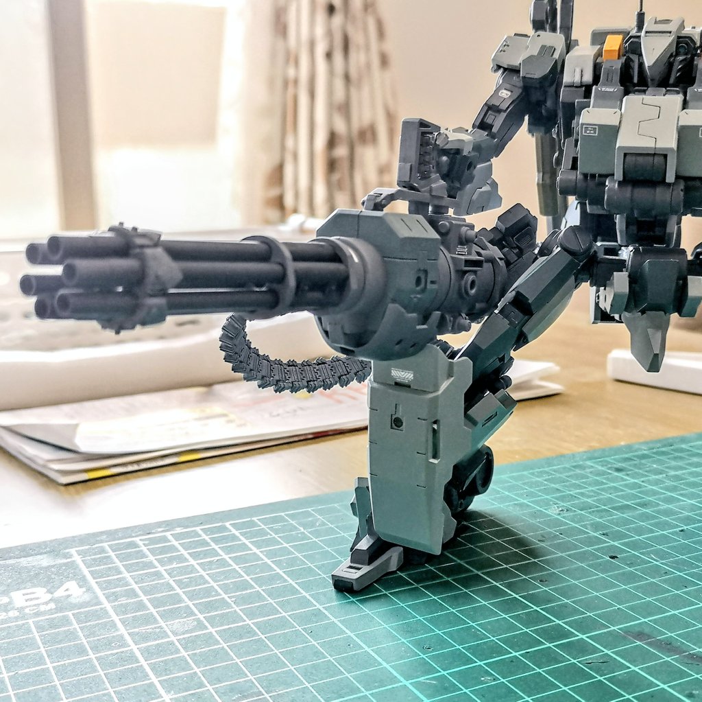 じょにおらくる Auf Twitter Q ヴェルトゥーラって可動範囲ショボイくて両手持ちできないくせにでっかいガトリングガン持ってるけどあんな華奢な腕で片腕撃ちして腕モゲないの A こうやって脚のシールドで保持するから大丈夫なのだ 今思い付いた T Co