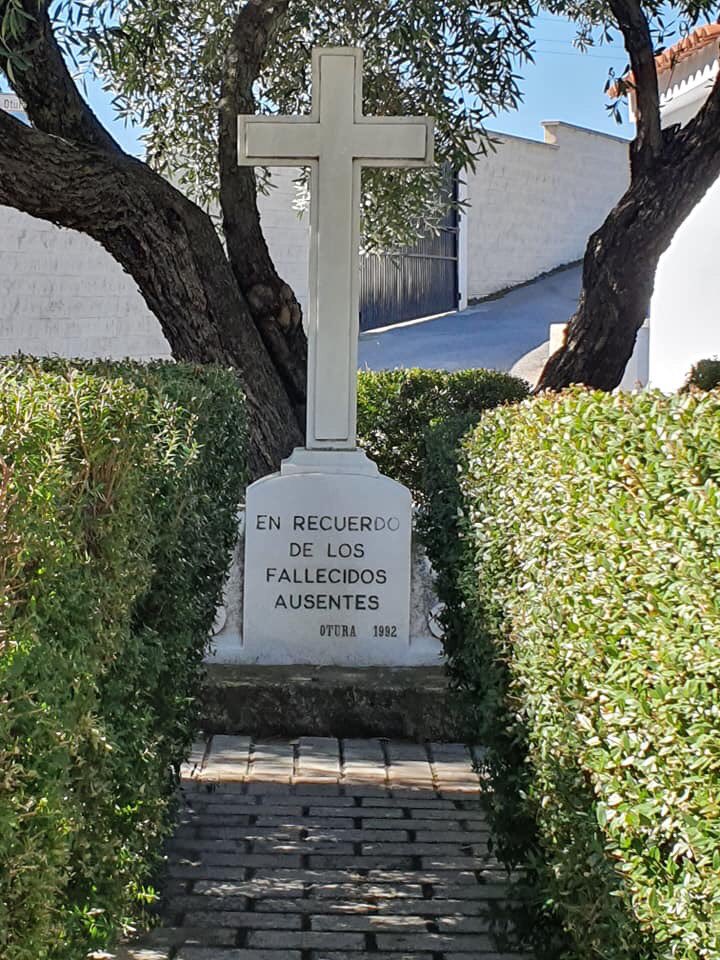 Todo listo en el Cementerio Municipal para el día de los Santos Difuntos. 
Se han reforzado los trabajos de desbroce, limpieza y poda. Durante el día de hoy se volverá a valdear y mañana se procederá a plantar flores.