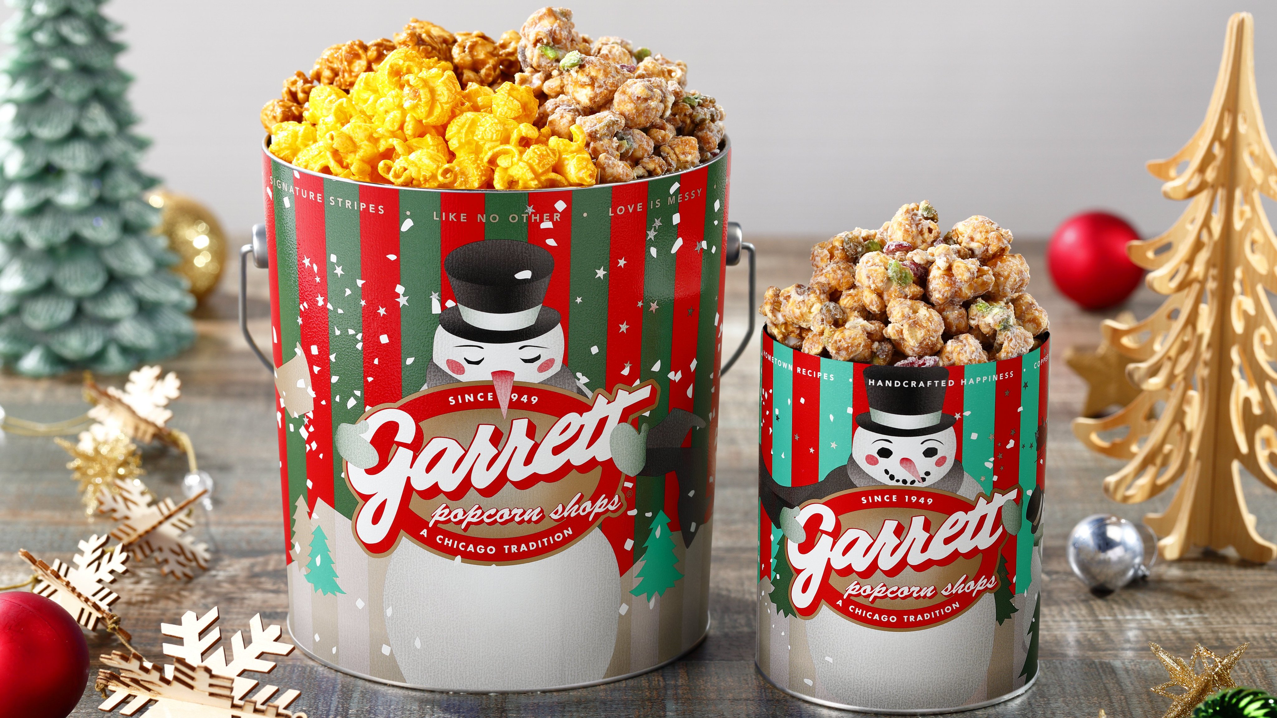 Uzivatel ギャレット ポップコーン ショップス Na Twitteru 3種類の味が一緒に楽しめる 本日発売の日本限定デザイン スノーマン缶 はクォート缶と1ガロン缶の2種類展開 12 25まではスノーマン缶 1ガロンサイズ にスノーホワイトピスタチオ