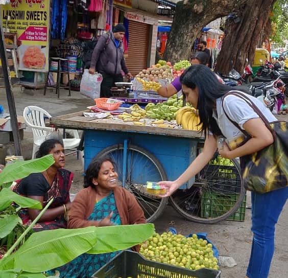 blacklotus_app's tweet photo. Bringing joy is the true spirit of festivals!
@SanjanaOm197, a BL champion, celebrated this Diwali by distributing sweets and chocolates to the deserving ones. 
Look at those happy faces!

#KindnessMatters #HappyDiwali #Happiness https://t.co/AlQqEj8iO9