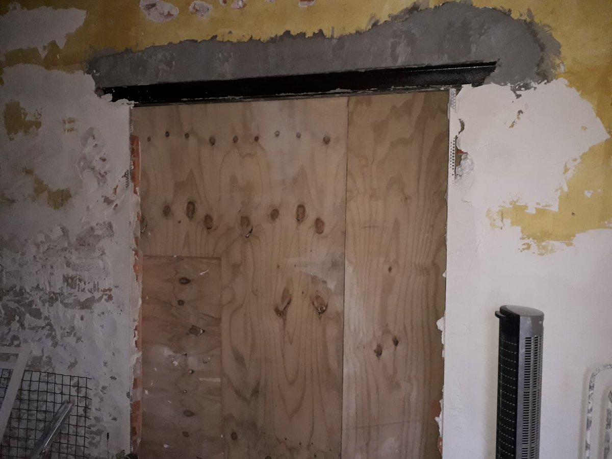 Dag in dag uit kijkt ze uit naar muren zoals op de foto. Lees mee (stichtinganders.nl/puinhoop-in-ko…) hoe partner Constructif en <a href="/KooymanEigHuis/">KooymanEigenHuis</a> advies uitbrachten om Mevrouw verder te helpen. #opgelicht #waardevoladvies  #dordrecht