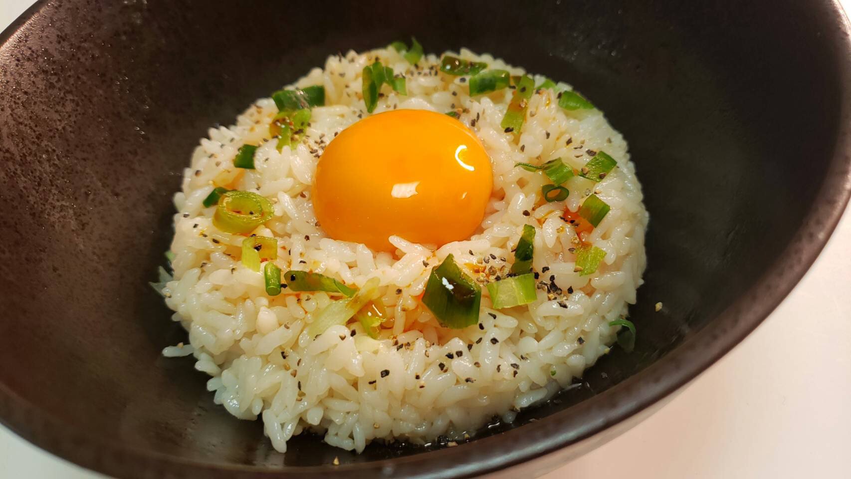 リュウジ 料理のおにいさんバズレシピ まるで生チャーハン 火を使わずに出来る 塩油飯 が旨すぎる 器ににんにく1片 ヤマキの割烹白だし大さじ1半 ごま油大1 みりん小2 酒小2を入れ600w1分半チン 温かいご飯0g 黒胡椒 葱 最後に卵黄をのせて